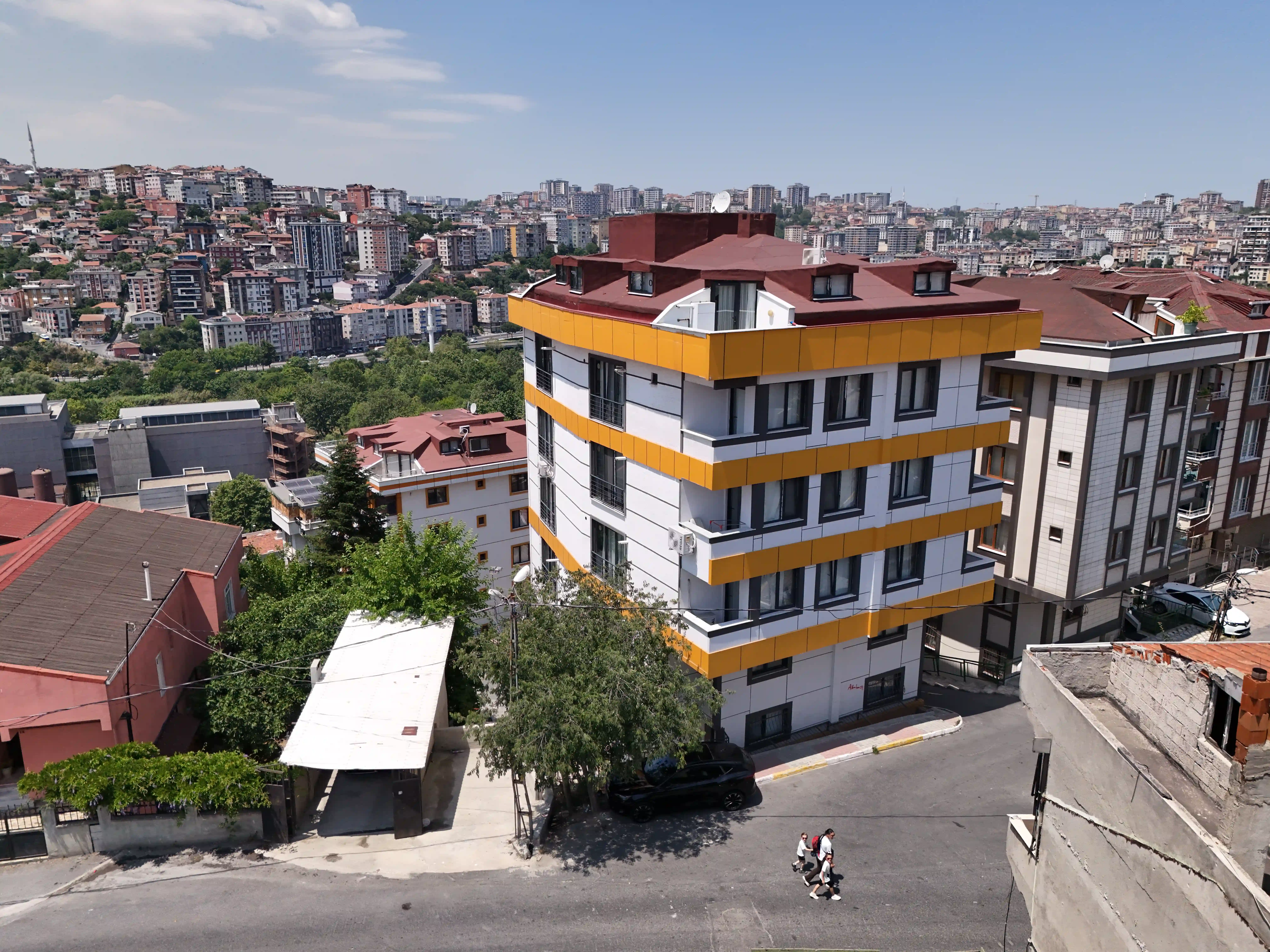 Arı Sokak, Küçük APT.in Resmi